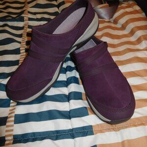 New in box 9.5M Easy Spirit dark purple Equinox clog